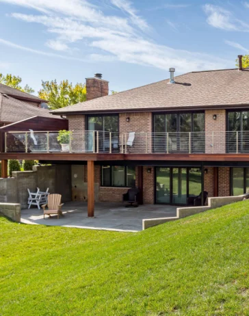 Cover Image Contemporary Lakefront Residence